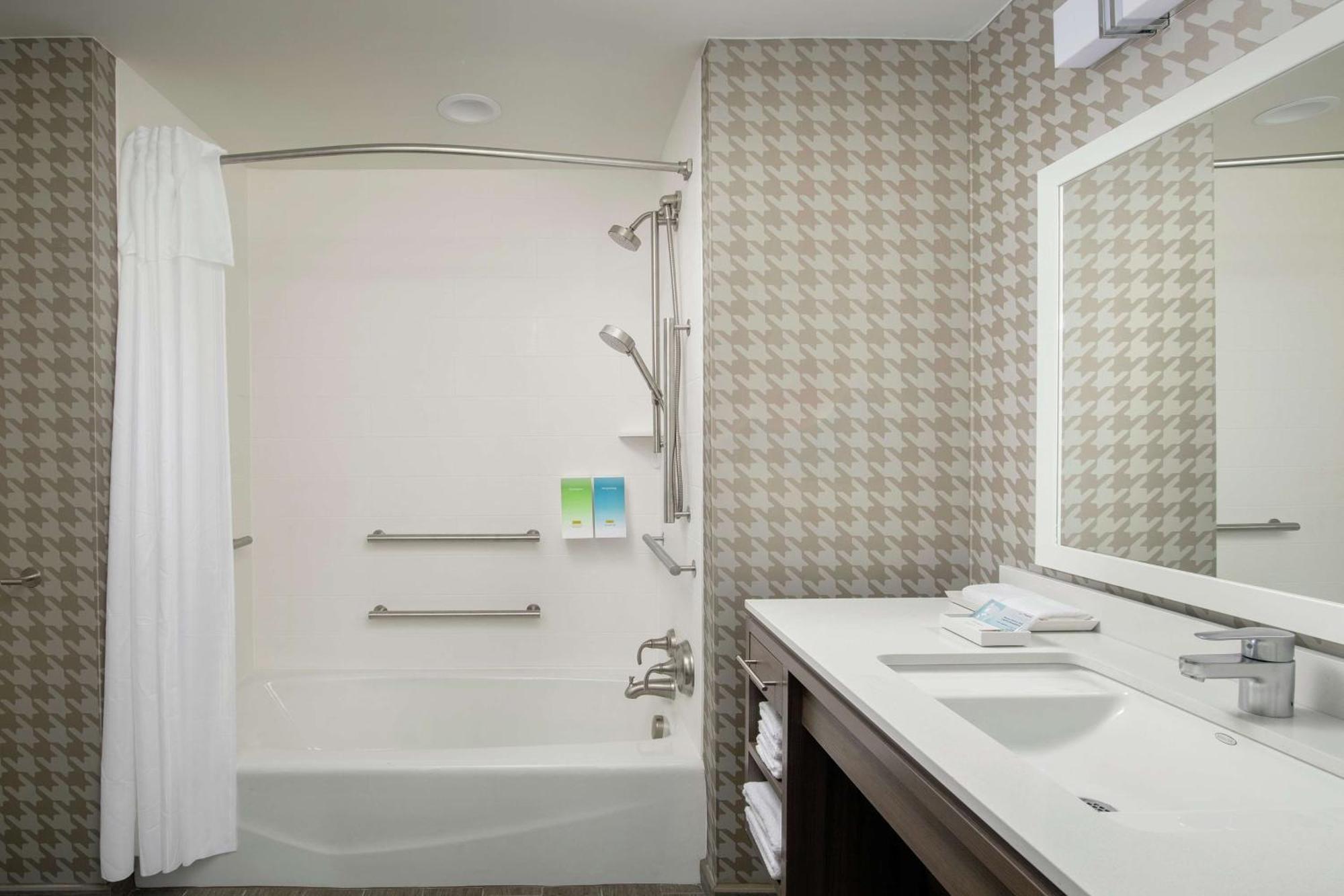 King Studio Suite Mobility Access or Non-Smoking